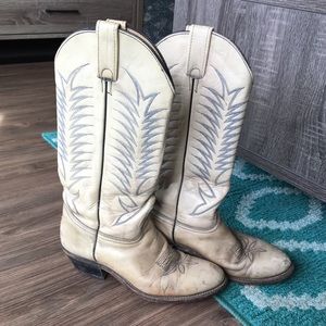 Vintage cowboy / cowgirl boots off white